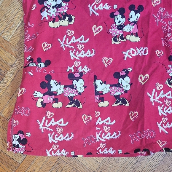 Disney Red Mickey & Minnie Kiss Scrub Top SIZE 2x - Picture 7 of 7